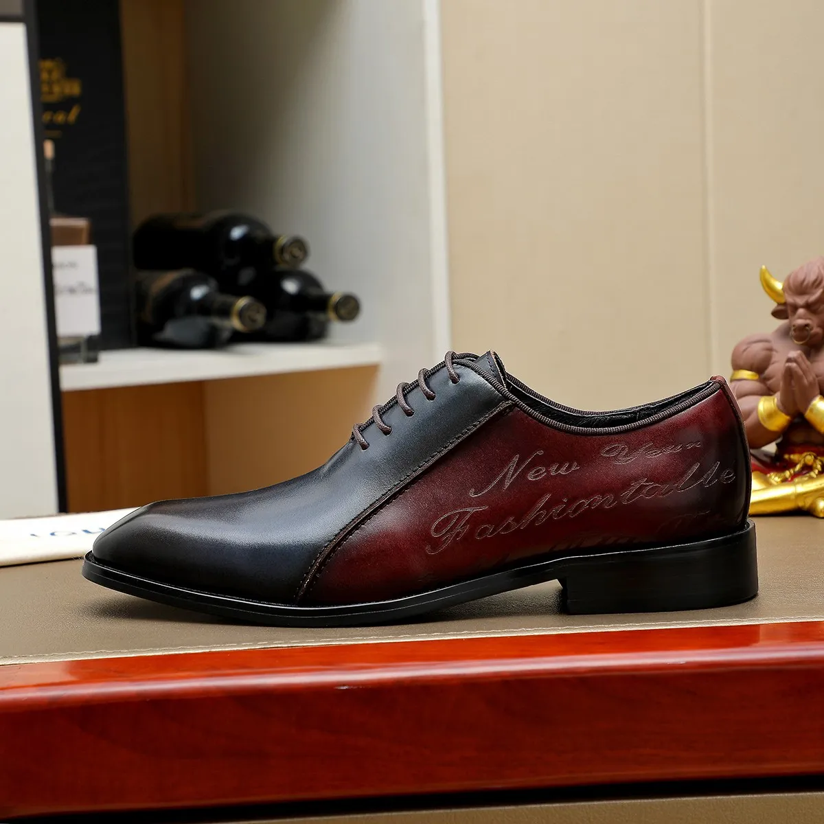 Men's shoes 💰620 💰 Louis Vuitton LV ® Autumn and Winter 🆕 models 🔛Full shoe counter First layer cowhide, 🐂leather lined casual shoes for men, super soft outsole, essential for driving. Counter synchronized original first layer cowhide completely 1:1 mold customization 🌹Top version, 2 colors available! Number: 38-45 (37.46. Customized)